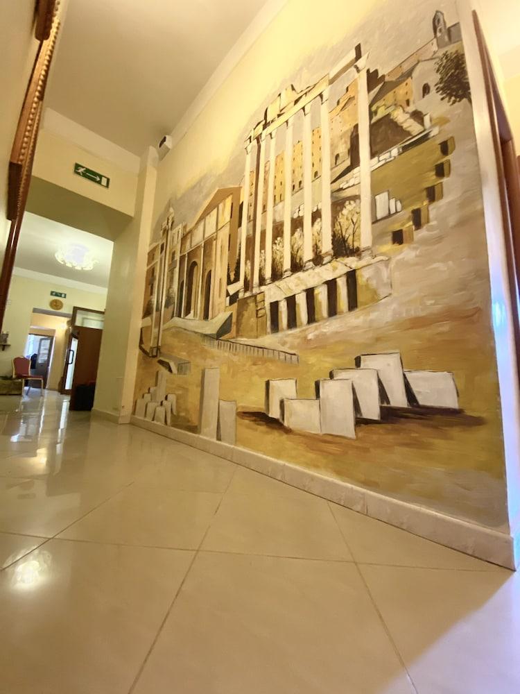 Resi Hotel 2*